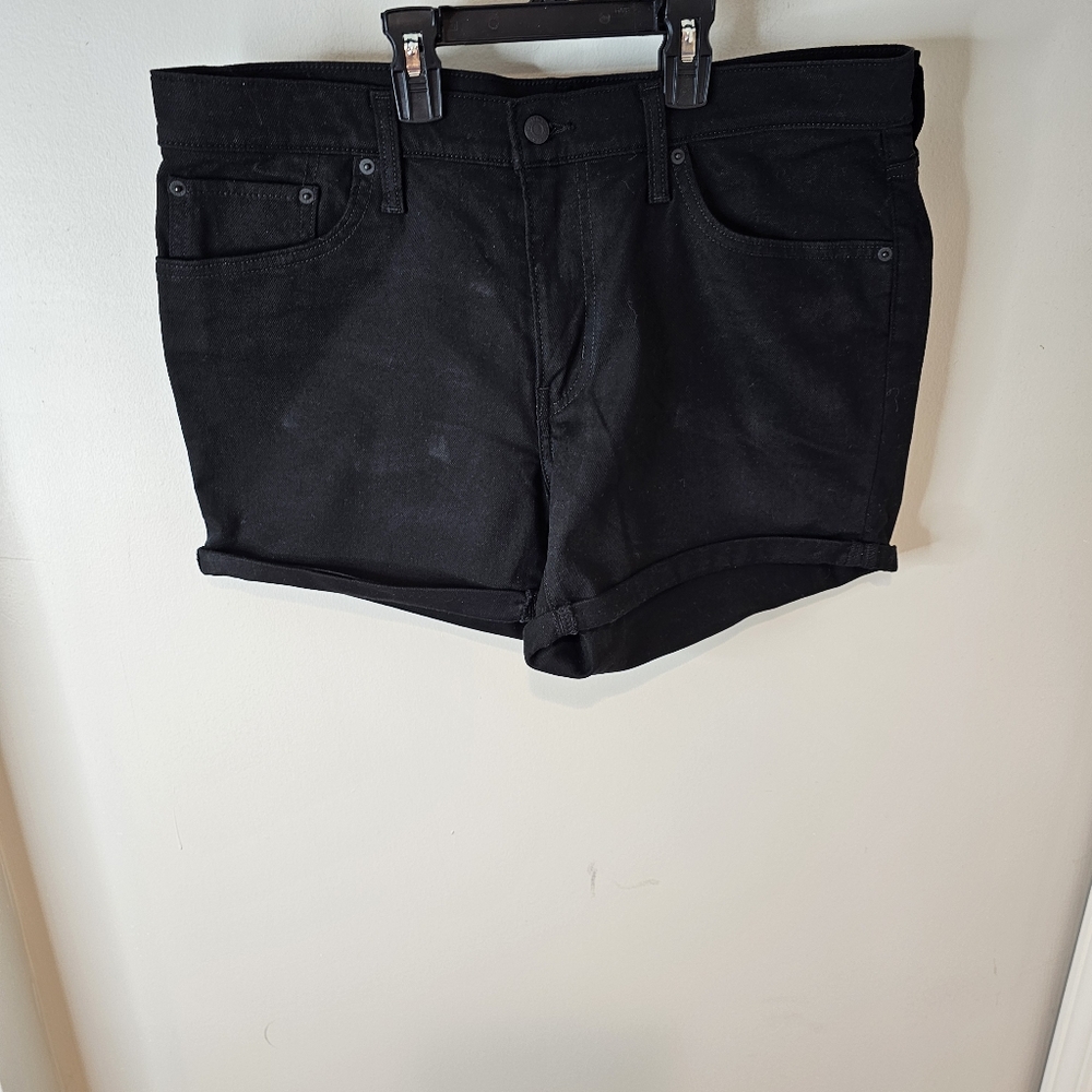 Women mid length levis short in black size 33 in waist